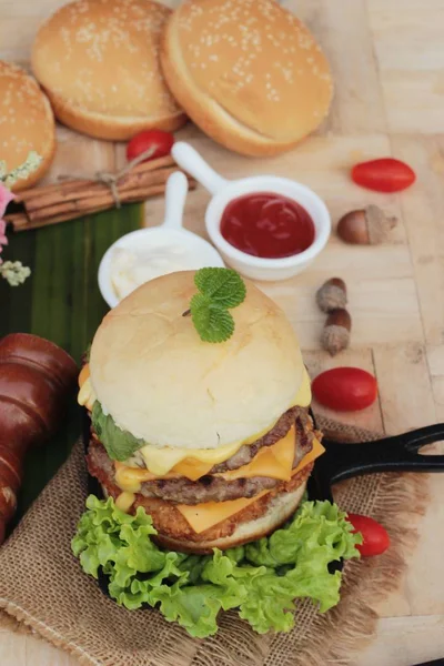 Двойной гамбургер с двойным сыром вкусный — стоковое фото