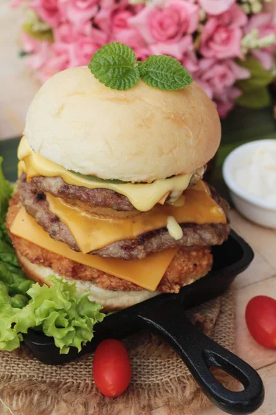 Doppio hamburger con doppio formaggio è gustoso — Foto Stock