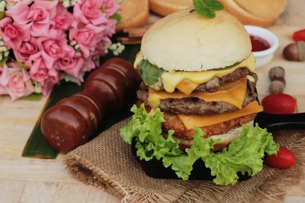 Doppelhamburger mit Doppelkäse ist lecker — Stockfoto