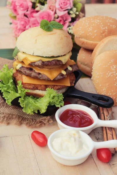 Двойной гамбургер с двойным сыром вкусный — стоковое фото