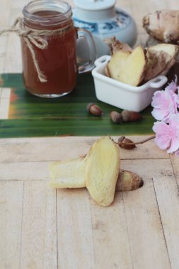 Zencefil çay taze zencefil ile lezzetli dilimlenmiş