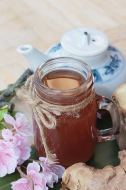 Zencefil çay taze zencefil ile lezzetli dilimlenmiş