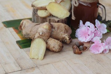 Zencefil çay taze zencefil ile lezzetli dilimlenmiş