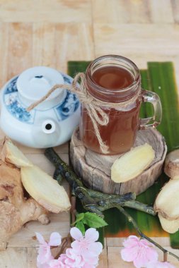 Zencefil çay taze zencefil ile lezzetli dilimlenmiş