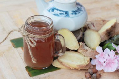 Zencefil çay taze zencefil ile lezzetli dilimlenmiş