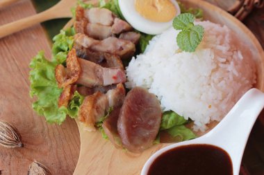 Gevrek domuz eti pilav et suyu ile lezzetlidir