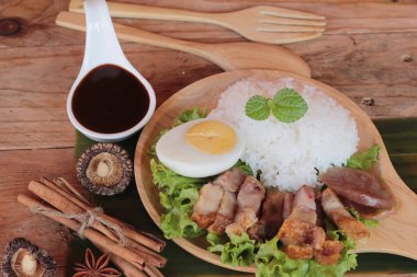 Gevrek domuz eti pilav et suyu ile lezzetlidir