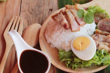 Gevrek domuz eti pilav et suyu ile lezzetlidir