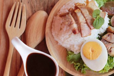 Gevrek domuz eti pilav et suyu ile lezzetlidir