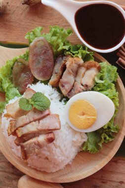 Gevrek domuz eti pilav et suyu ile lezzetlidir