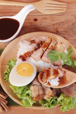 Gevrek domuz eti pilav et suyu ile lezzetlidir