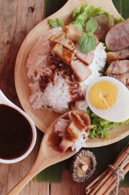 Gevrek domuz eti pilav et suyu ile lezzetlidir