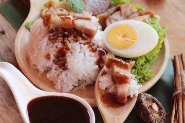 Gevrek domuz eti pilav et suyu ile lezzetlidir