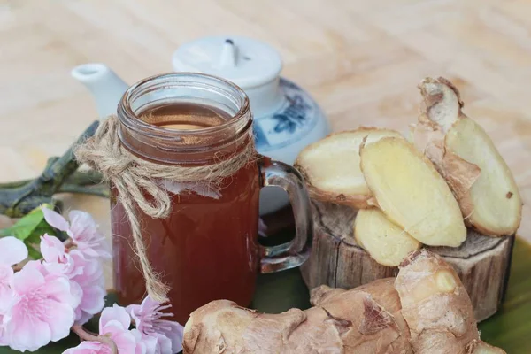 Zencefil çay taze zencefil ile lezzetli dilimlenmiş