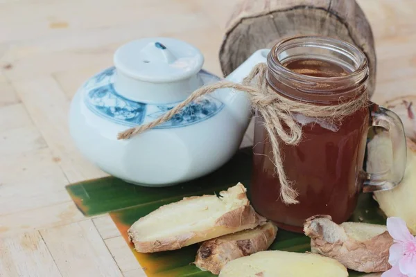 Имбирный чай со свежим имбирным нарезанным вкусным — стоковое фото