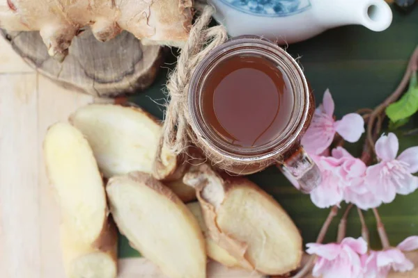 Tè allo zenzero con zenzero fresco affettato delizioso — Foto Stock