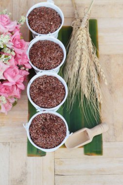 Ahşap arka plan üzerinde sağlık için keten tohumu.