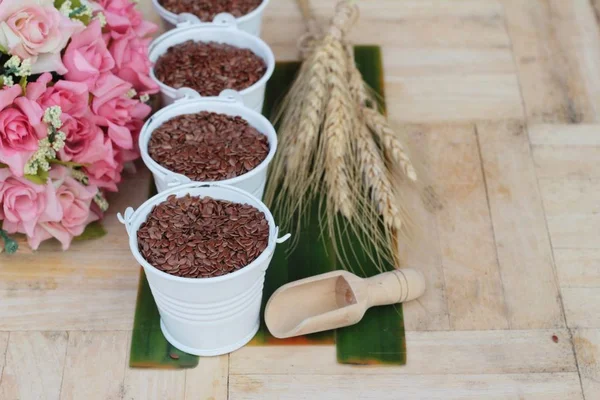 Semillas de lino para la salud sobre fondo de madera . — Foto de Stock