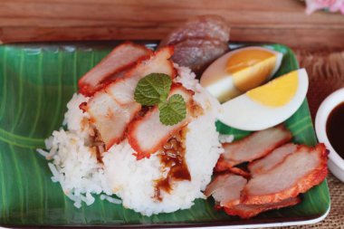 Kavrulmuş domuz eti pilav et suyu ile lezzetlidir.