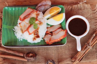 Kavrulmuş domuz eti pilav et suyu ile lezzetlidir.