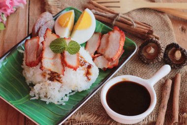 Kavrulmuş domuz eti pilav et suyu ile lezzetlidir.