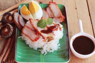 Kavrulmuş domuz eti pilav et suyu ile lezzetlidir.