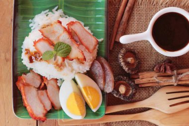 Kavrulmuş domuz eti pilav et suyu ile lezzetlidir.