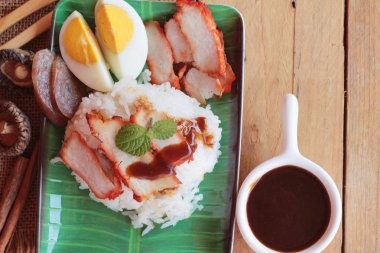 Kavrulmuş domuz eti pilav et suyu ile lezzetlidir.