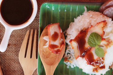 Kavrulmuş domuz eti pilav et suyu ile lezzetlidir.