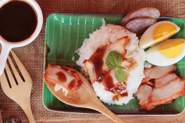 Kavrulmuş domuz eti pilav et suyu ile lezzetlidir.