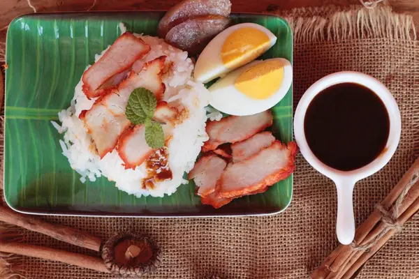Kavrulmuş domuz eti pilav et suyu ile lezzetlidir.