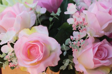 Parkta güzel yapay çiçekler