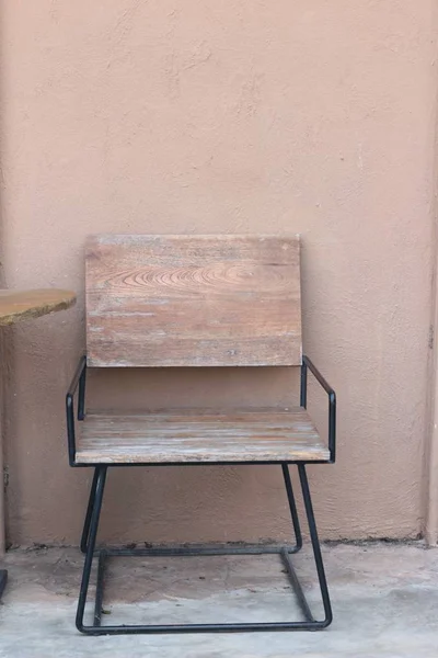 庭のビンテージ スタイルの木製椅子. — ストック写真