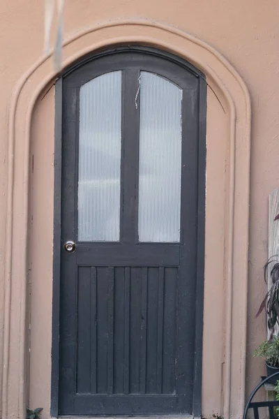 Старое здание с дверью в винтажном стиле . — стоковое фото