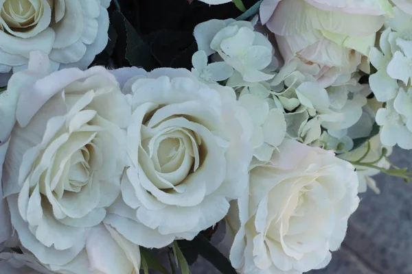 Smukke kunstige blomster i parken - Stock-foto