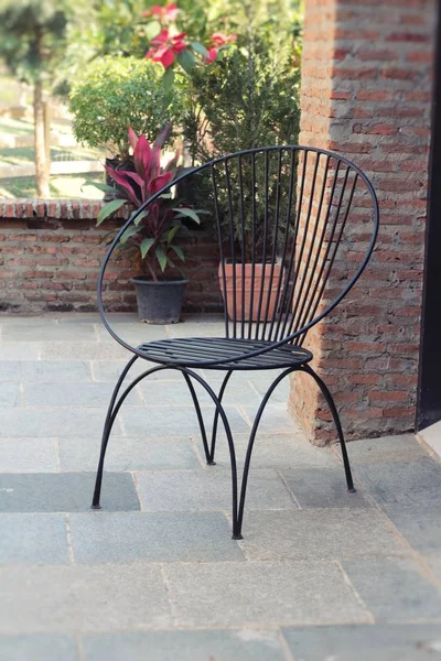 Houten stoelen in de tuin vintage stijl. — Stockfoto