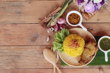 Tavuk biryani pirinç lezzetli ve sos