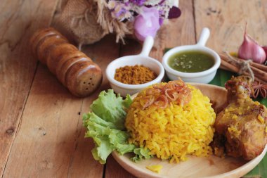 Tavuk biryani pirinç lezzetli ve sos