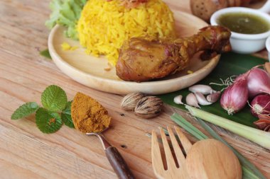 Tavuk biryani pirinç lezzetli ve sos