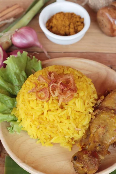 Ayam biryani dengan nasi lezat dan saus — Stok Foto