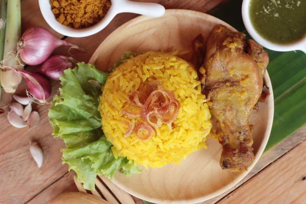 Ayam biryani dengan nasi lezat dan saus — Stok Foto