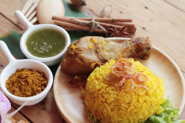 Biryani frango com arroz delicioso e molho — Fotografia de Stock