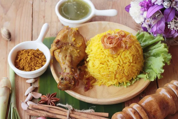 Biryani frango com arroz delicioso e molho — Fotografia de Stock