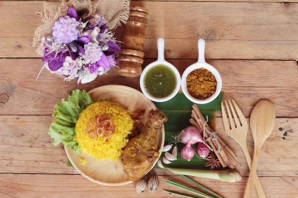 Biryani de pollo con arroz delicioso y salsa — Foto de Stock