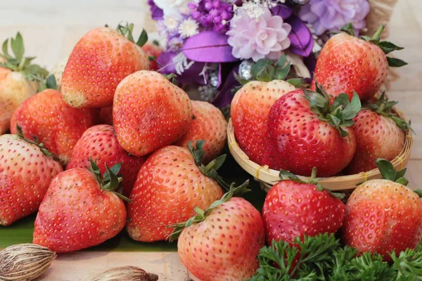 Fragole fresche è delizioso su sfondo di legno — Foto Stock