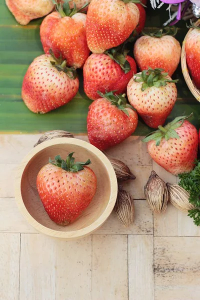 Fresas frescas es delicioso sobre fondo de madera — Foto de Stock