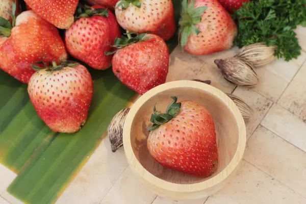 Fresas frescas es delicioso sobre fondo de madera — Foto de Stock