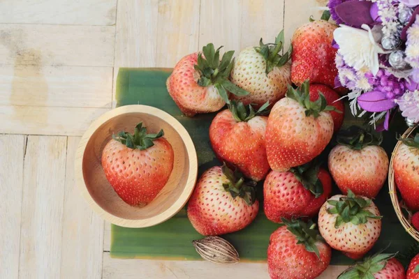 Fresh strawberries is delicious on wood background — Stock Photo, Image