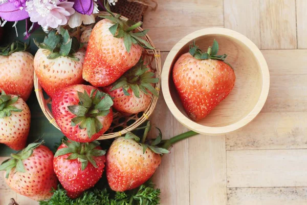 Verse aardbeien is heerlijk op hout achtergrond — Stockfoto
