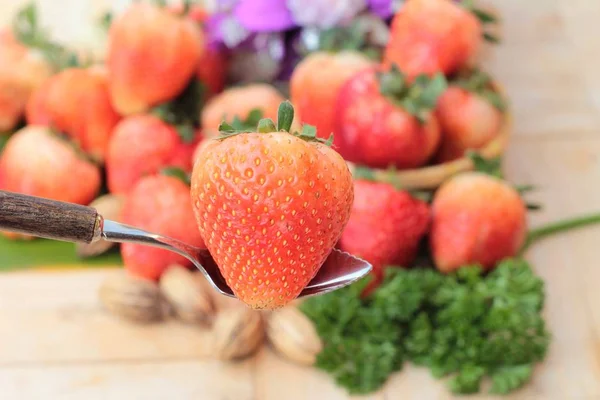 Fresas frescas es delicioso sobre fondo de madera — Foto de Stock